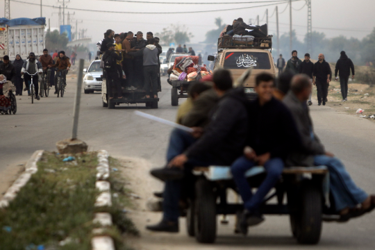 Palestinians flee the Israeli ground offensive in Khan Younis, Gaza Strip